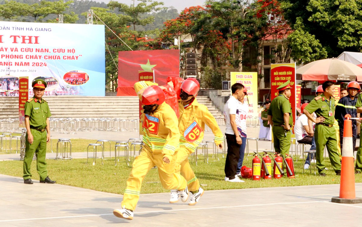 Đội thi huyện Vị Xuyên tham gia Hội thi nghiệp vụ PCCC và CNCH “Tổ liên gia an toàn PCCC”.