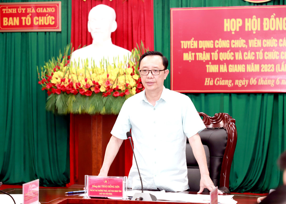 Phó Bí thư Thường trực Tỉnh ủy, Chủ tịch HĐND tỉnh Thào Hồng Sơn kết luận cuộc họp.