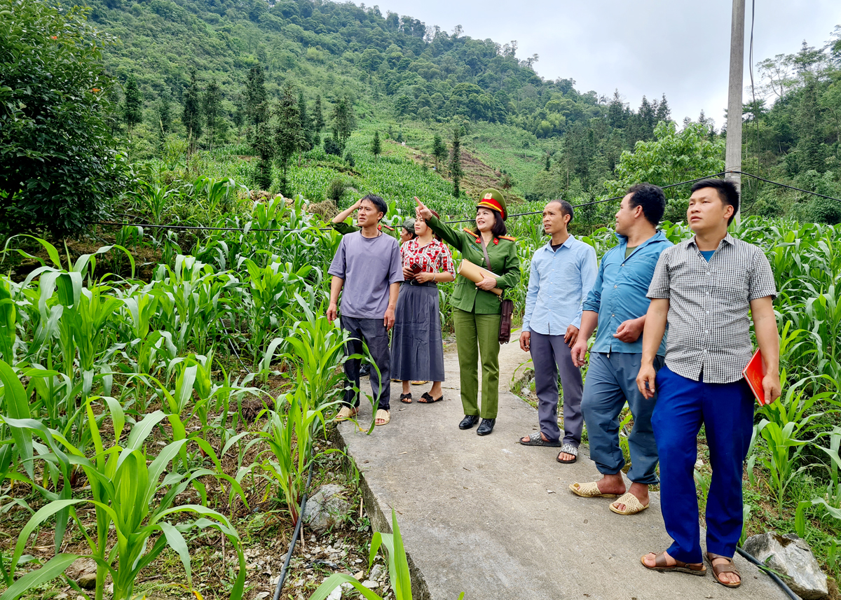 Công an xã Cao Mã Pờ phối hợp với Tổ tự quản thôn Vả Thàng I tuần tra bảo vệ bình yên xóm bản.