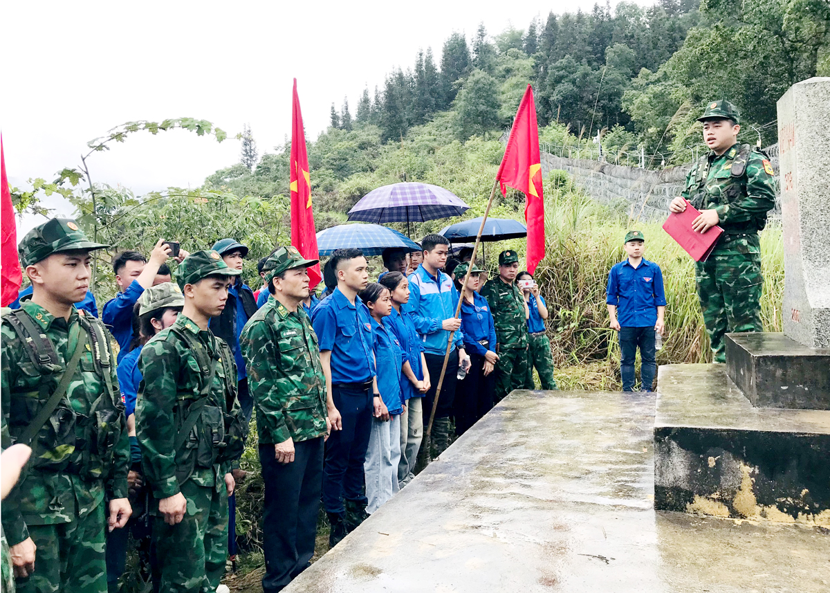 Chi đoàn Đồn Biên phòng Nghĩa Thuận phối hợp với Huyện đoàn Quản Bạ giới thiệu về đường biên, cột mốc cho đoàn viên, thanh niên địa phương.
