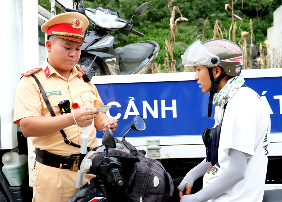 Cán bộ Đội Cảnh sát Giao thông Công an huyện Mèo Vạc tăng cường tuần tra, đảm bảo trật tự an toàn giao thông.
