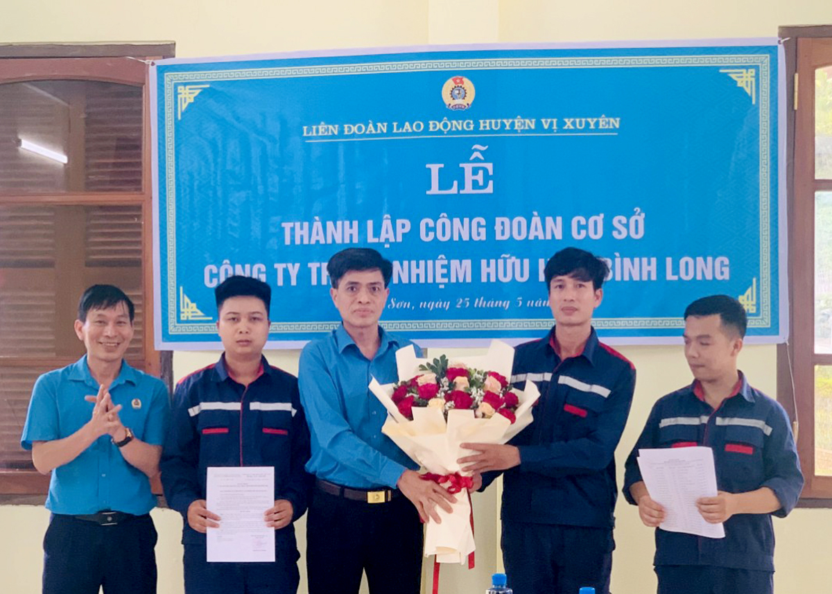 Đồng chí Trần Văn Minh, Chủ tịch Liên đoàn Lao động tỉnh tặng hoa và dự Lễ ra mắt Công đoàn cơ sở Bình Long trực thuộc Liên đoàn Lao động huyện Vị Xuyên.