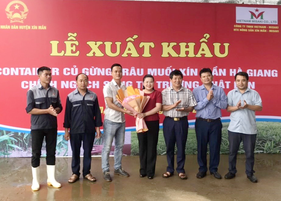 Xin Man district leaders gave flowers to congratulate Vietnam Misaki Co., Ltd.