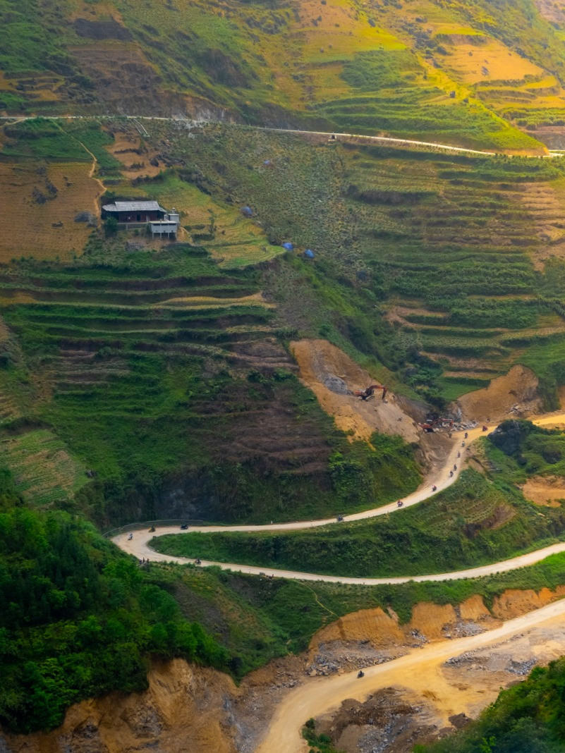 Tourists experience the thrilling passes of the plateau