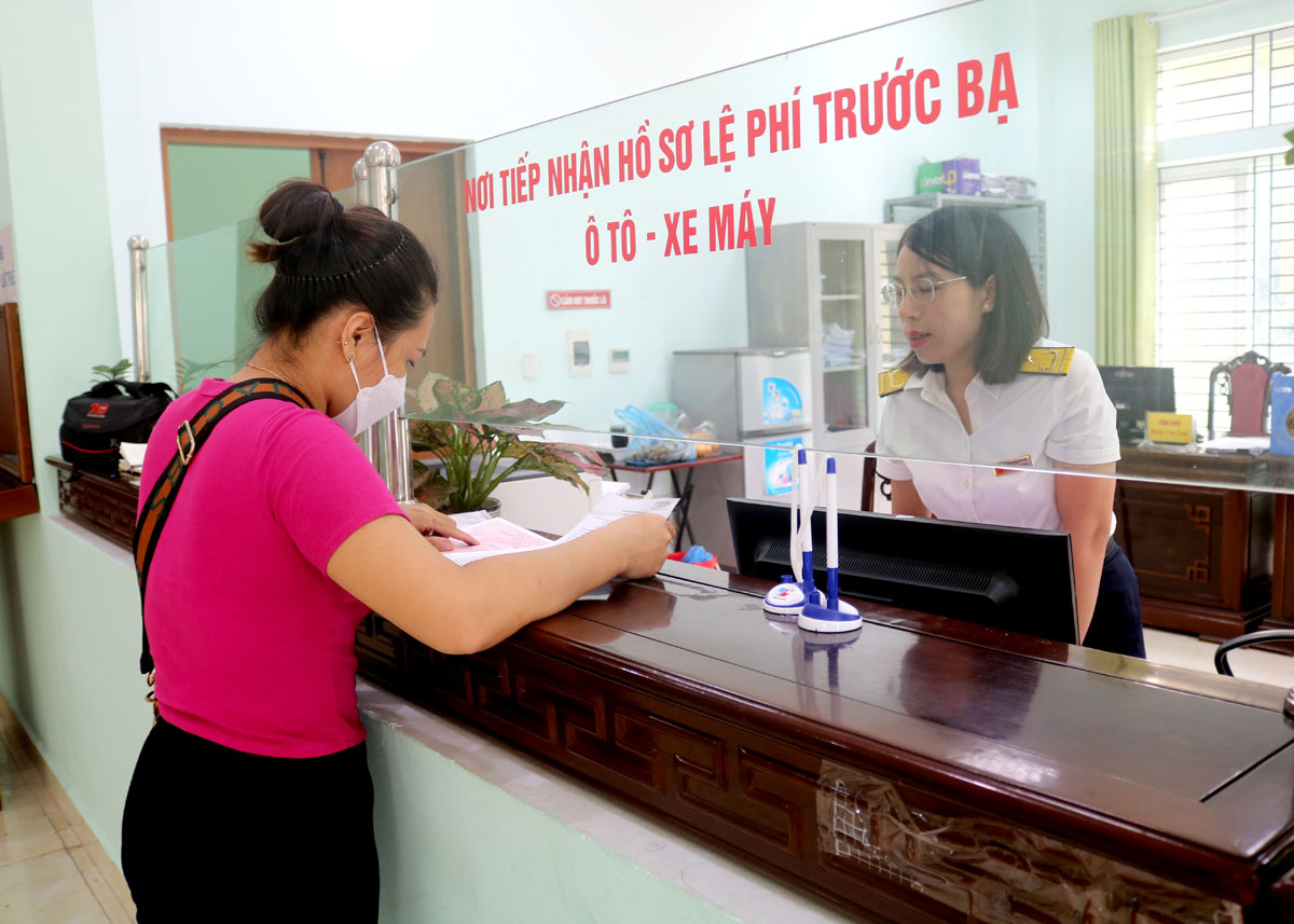 Người dân đến làm thủ tục nộp thuế trước bạ xe máy tại Chi cục Thuế thành phố Hà Giang.				 Ảnh: MINH KHAI