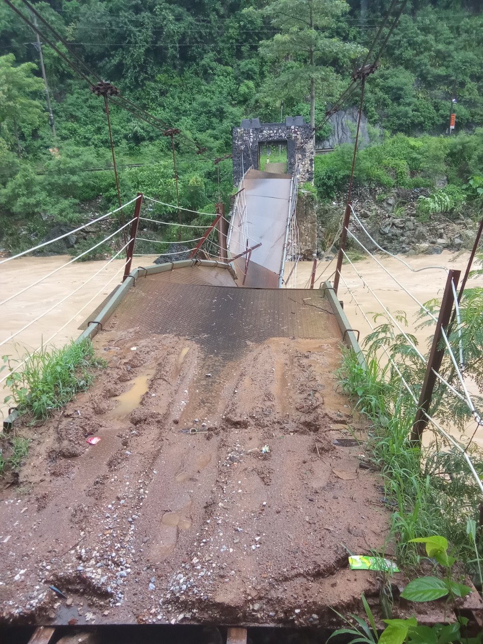 Cầu treo sang thôn Hạ Sơn, xã Thanh Thủy bị sập khiến thôn bị cô lập