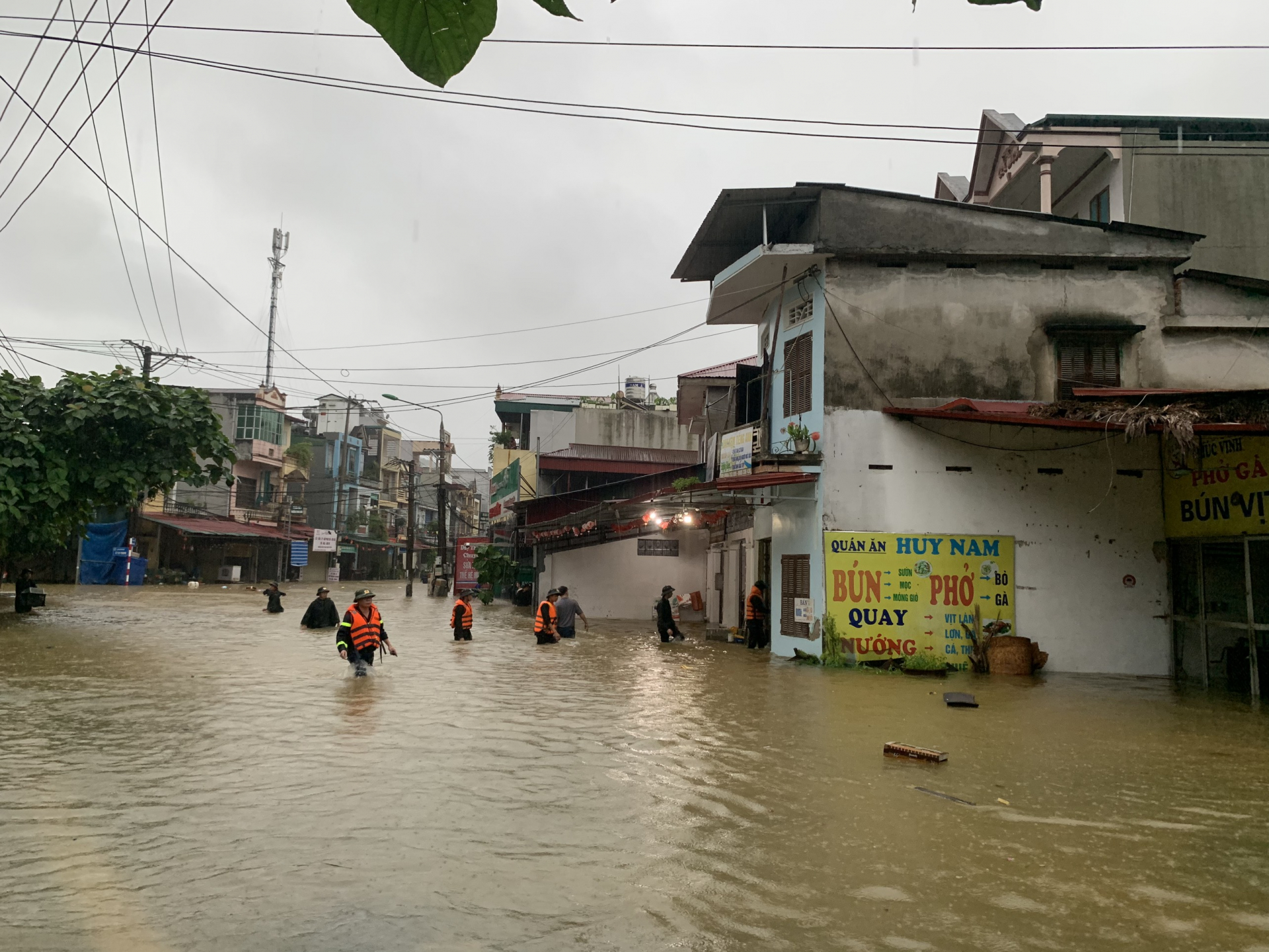 đường Minh Khai, phường Minh khai ngập sâu.
