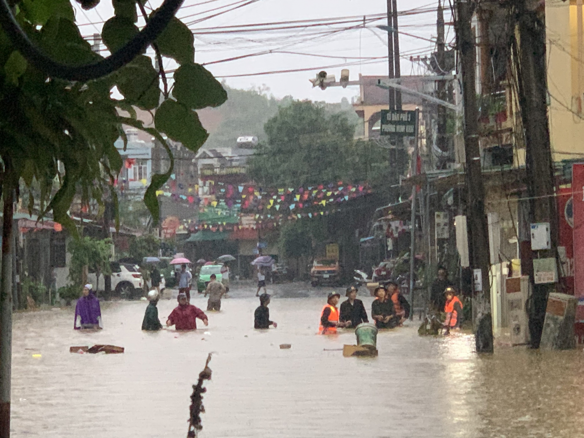 Khu vực tổ 2 - 3, phường Minh Khai ngập sâu khiến nhiều nhà dân bị ảnh hưởng nặng