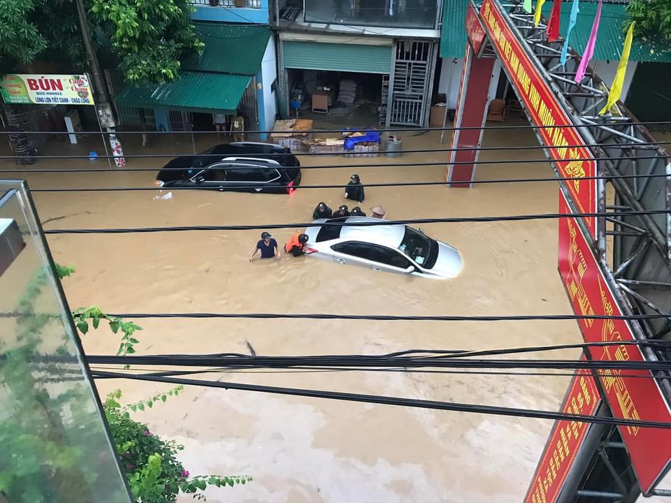 Nhiều xe ô tô ở của người dân ở xã Phương Thiện, thành phố Hà Giang bị ngập
