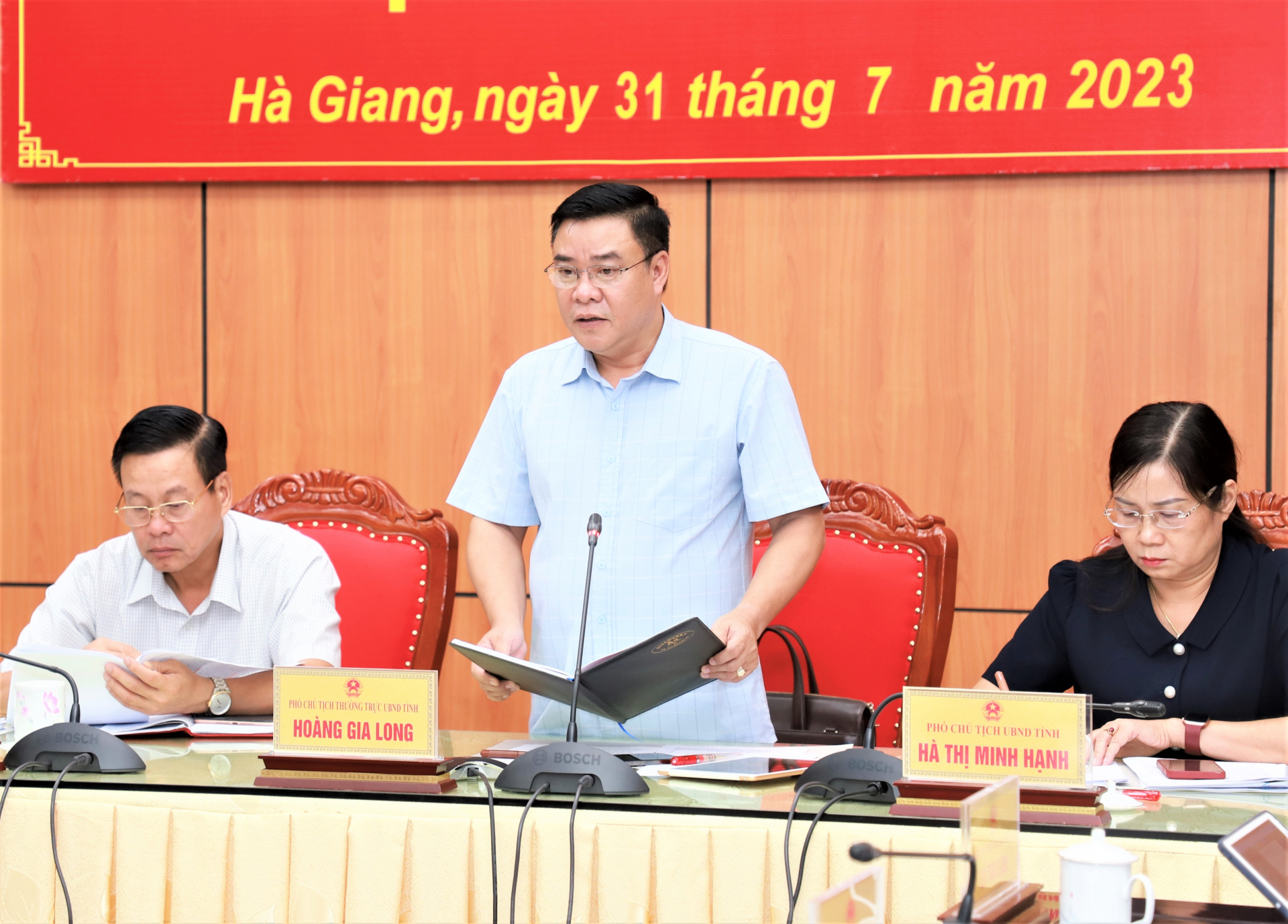 Phó Chủ tịch Thường trực UBND tỉnh Hoàng Gia Long phát biểu thảo luận tại phiên họp
