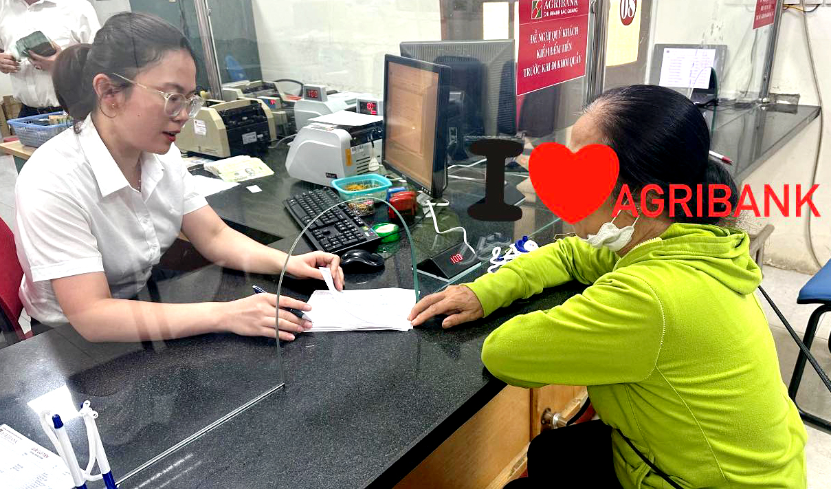 Khách hàng V.T.T đến quầy giao dịch của Agribank Chi nhánh huyện Bắc Quang đề nghị rút tiền để chuyển cho đối tượng lừa đảo


