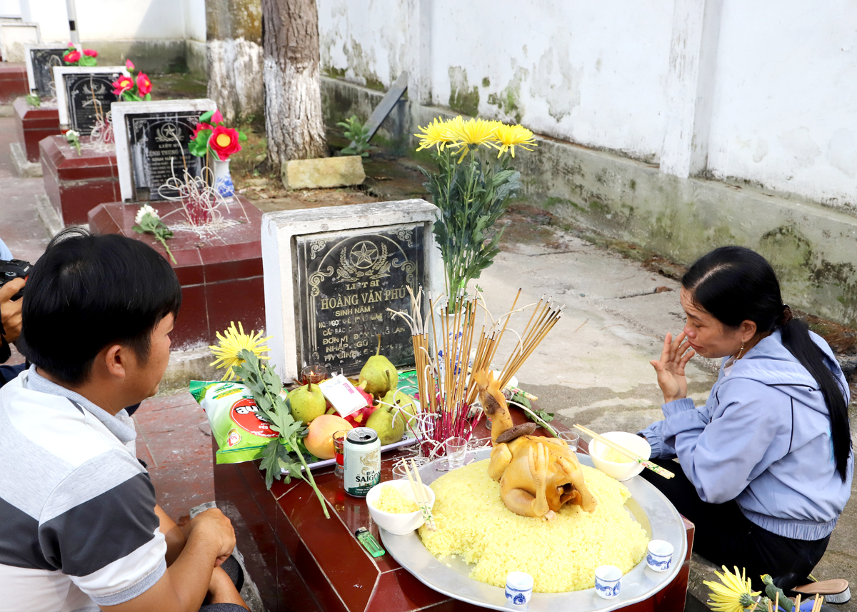 Thân nhân Liệt sỹ Hoàng Văn Phú xúc động khi tìm lại được mộ người thân sau 44 năm.
