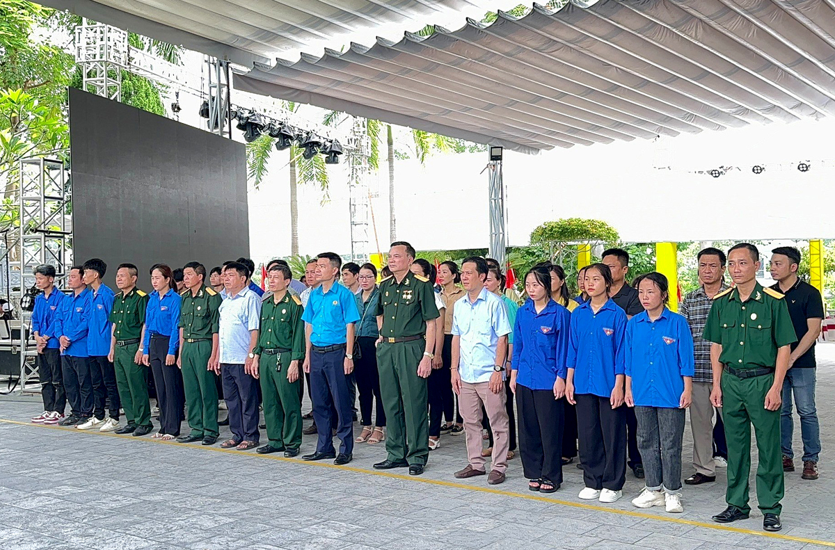 Ban giám hiệu và cán bộ, giáo viên, sinh viên trường Cao đẳng kỹ thuật và Công nghệ tỉnh dâng vòng hoa tưởng nhớ các AHLS.
