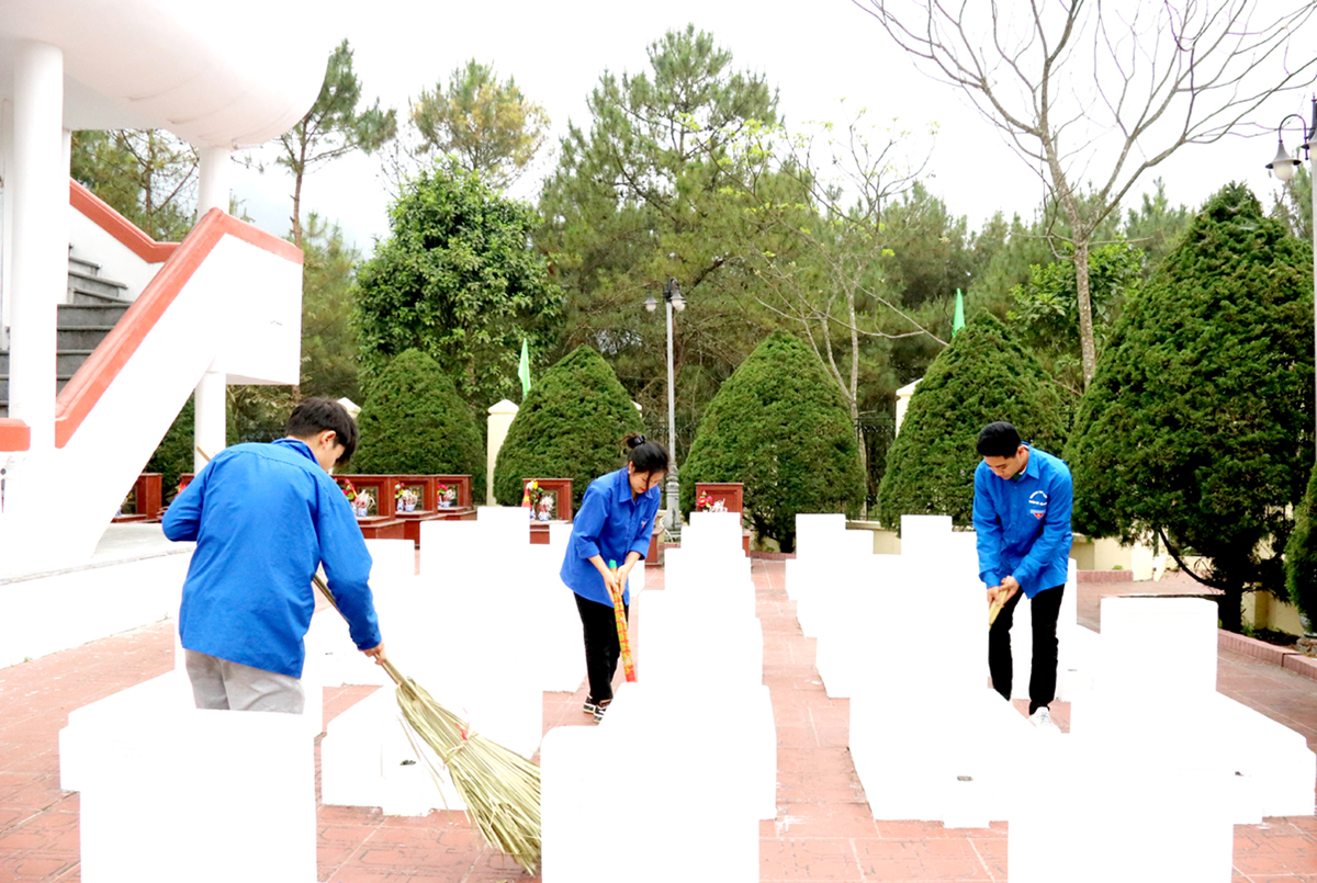 Đoàn viên, thanh niên thị trấn Tam Sơn (Quản Bạ) vệ sinh nghĩa trang liệt sỹ.
