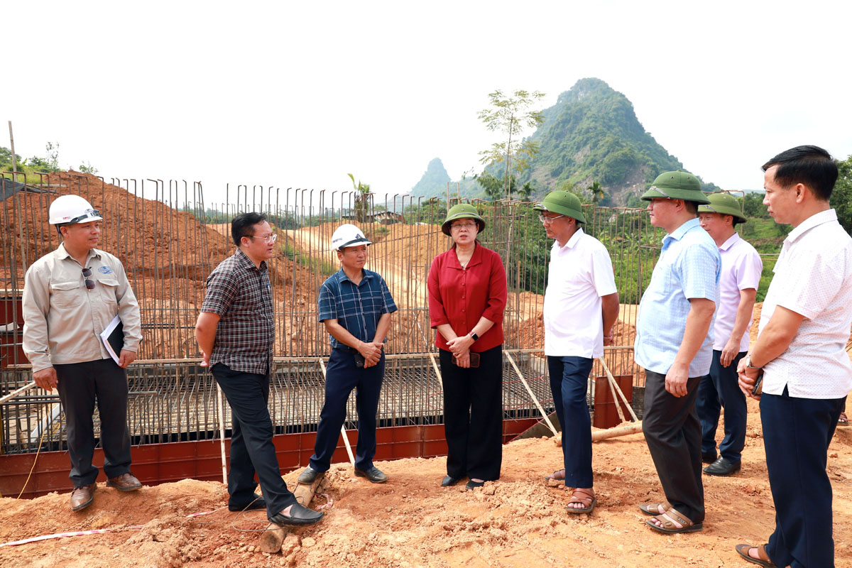 Phó Chủ tịch UBND tỉnh Hà Thị Minh Hạnh kiểm tra thực tế tiến độ làm đường cao tốc Tuyên Quang - Hà Giang trên địa bàn thôn Tự Lập, thị trấn Vĩnh Tuy (Bắc Quang).
