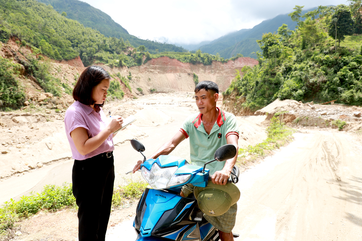 Anh Phượng Chìu Pú, thôn Lăng Cang, xã Xuân Minh chia sẻ với phóng viên về khó khăn khi tuyến đường Tân Trịnh - Xuân Minh xuống cấp.
