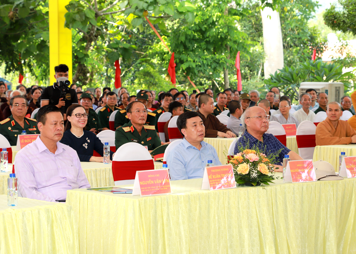 Quyền Bí thư Tỉnh ủy Nguyễn Mạnh Dũng; Chủ tịch UBND tỉnh Nguyễn Văn Sơn cùng các đại biểu dự buổi lễ
