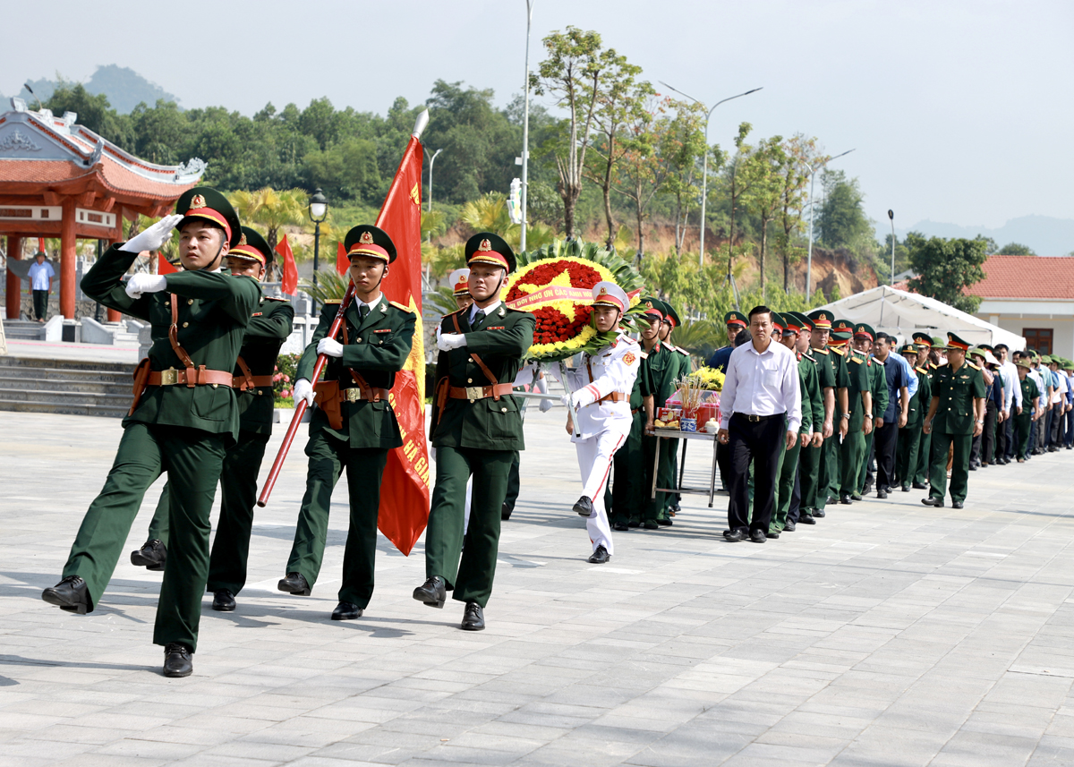 Các đồng chí lãnh đạo tỉnh thực hiện nghi thức di chuyển hài cốt liệt sỹ về nơi tổ chức Lễ truy điệu