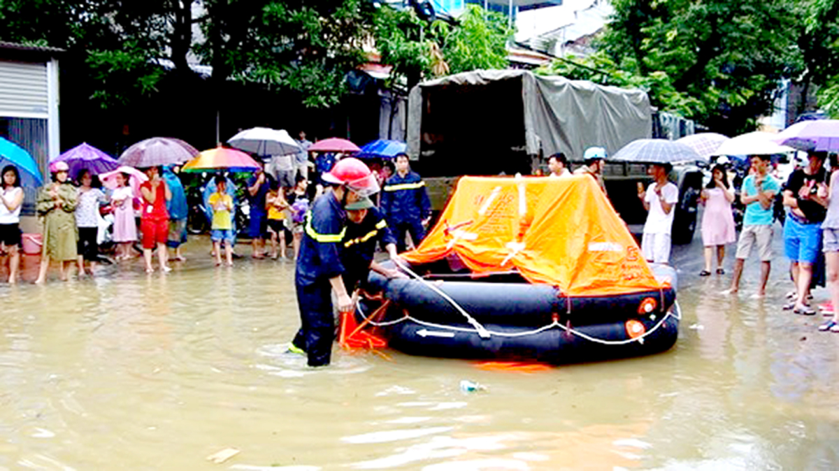 Lực lượng Cảnh sát Phóng cháy chữa cháy và Cứu nạn cứu hộ tham gia cứu nạn cứu hộ tại điểm ngập lụt. 				Ảnh: TƯ LIỆU
