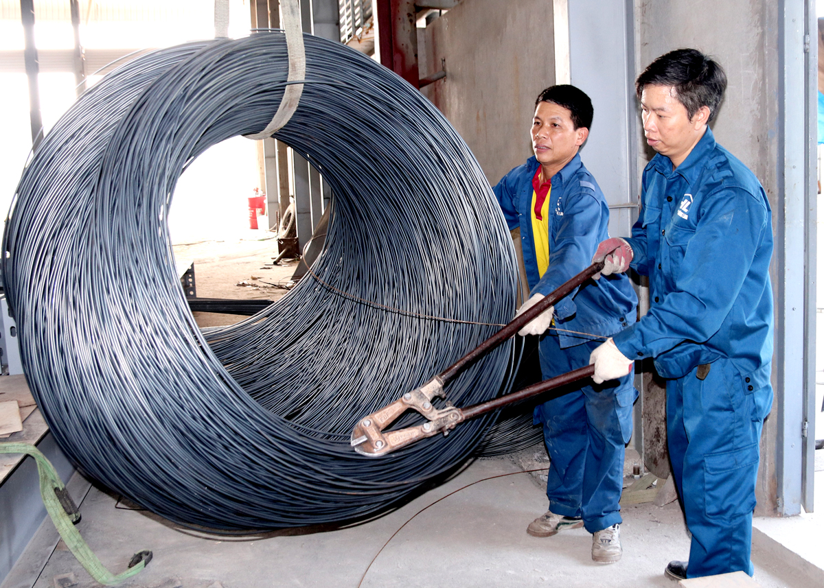 Người lao động tại Công ty TNHH một thành viên Hùng Lan (Bắc Quang) được trang bị bảo hộ lao động để sản xuất an toàn.

