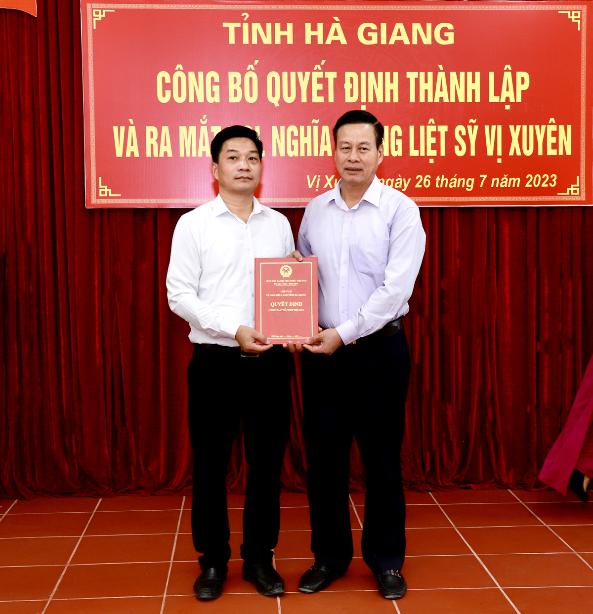 Chủ tịch UBND tỉnh Nguyễn Văn Sơn trao Quyết định thành lập Ban quản lý Nghĩa trang liệt sĩ Vị Xuyên cho  Chủ tịch UBND huyện Vị Xuyên