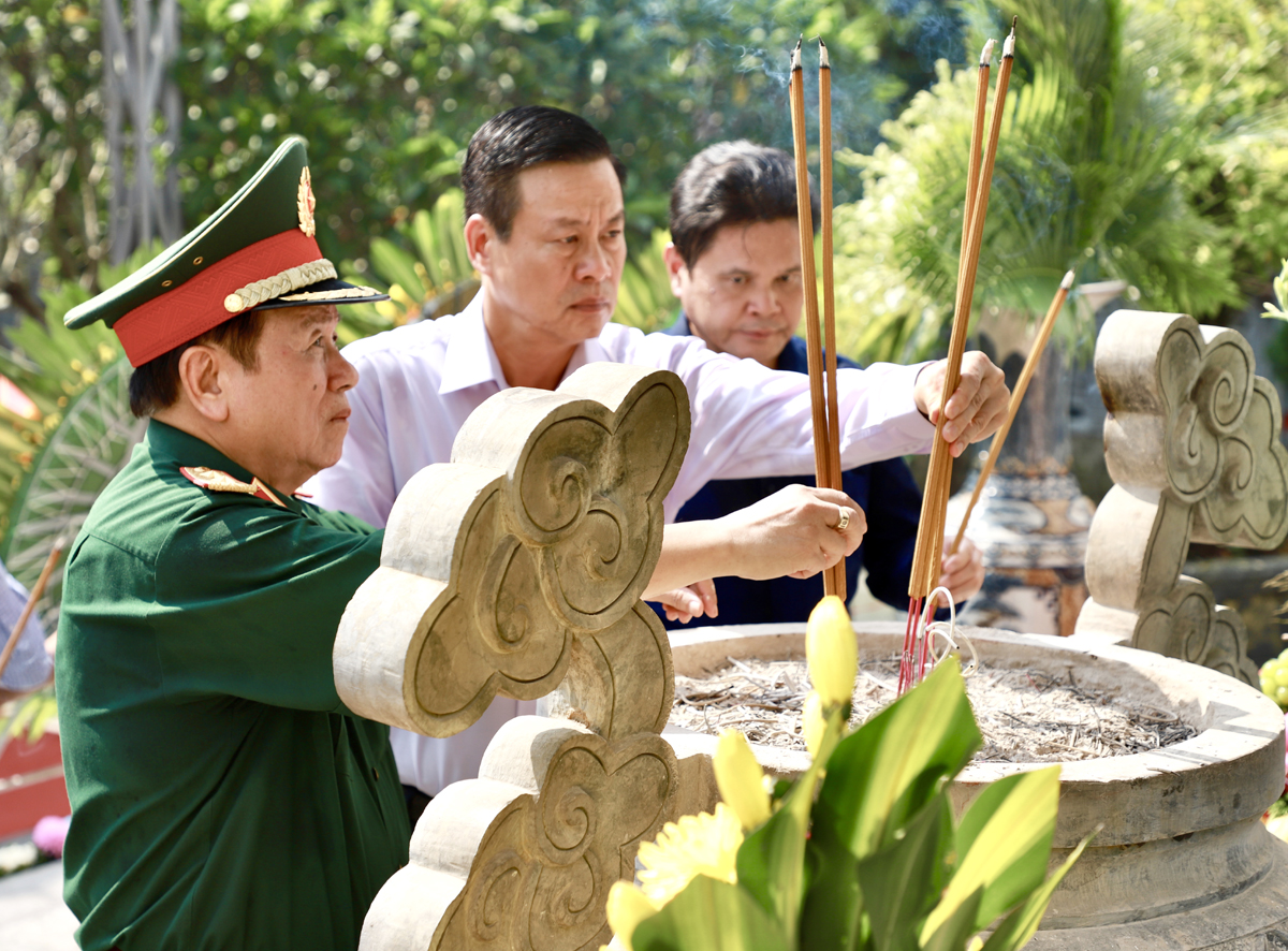 Chủ tịch UBND tỉnh Nguyễn Văn Sơn; Trung tướng Hoàng Châu Sơn, Phó ban liên lạc Hội Cựu chiến binh mặt trận Vị Xuyên dâng hương tưởng nhớ các AHLS trước Tượng đài Tổ quốc ghi công