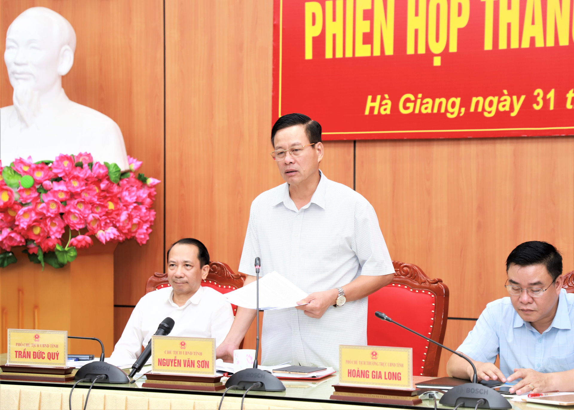 Chủ tịch UBND tỉnh Nguyễn Văn Sơn phát biểu kết luận phiên họp