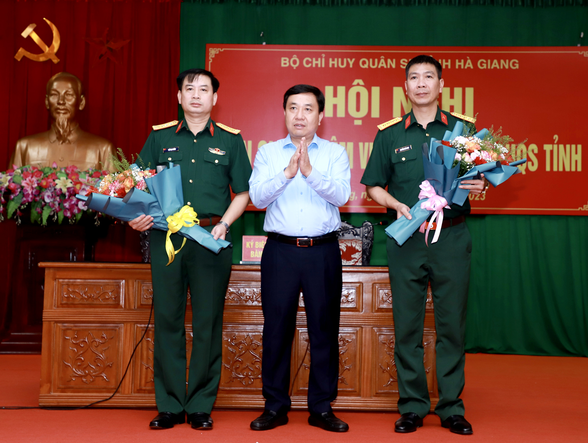 Quyền Bí thư Tỉnh ủy Nguyễn Mạnh Dũng tặng hoa chúc mừng Đại tá Trần Đại Thắng và Đại tá Nguyễn Hoài Nam