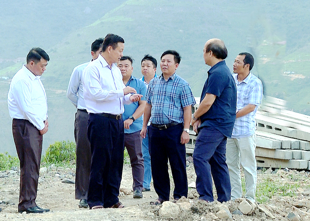 Chủ tịch UBND tỉnh Nguyễn Văn Sơn kiểm tra tuyến đường từ trung tâm huyện Đồng Văn đi mốc 450.
