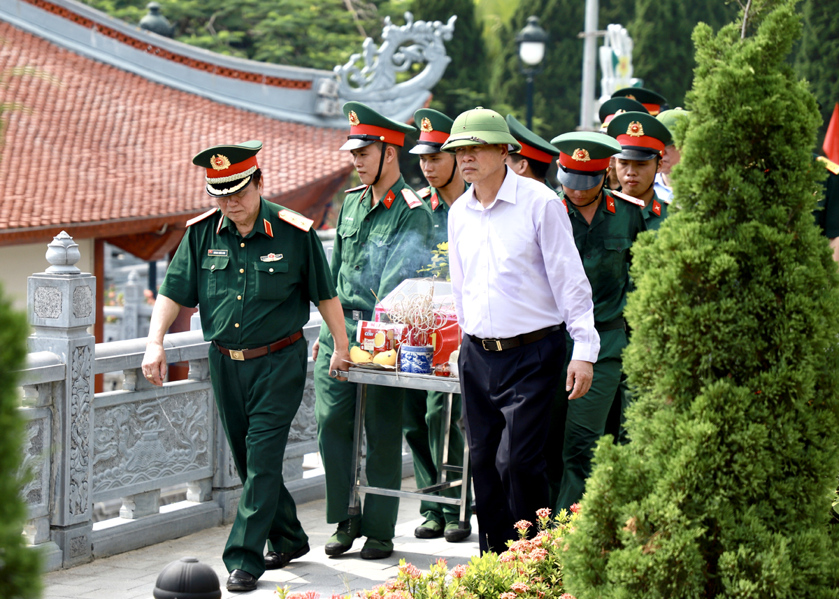 Các đồng chí lãnh đạo tỉnh và các đại biểu thực hiện nghi thức tiễn đưa và an táng hài cốt liệt sỹ