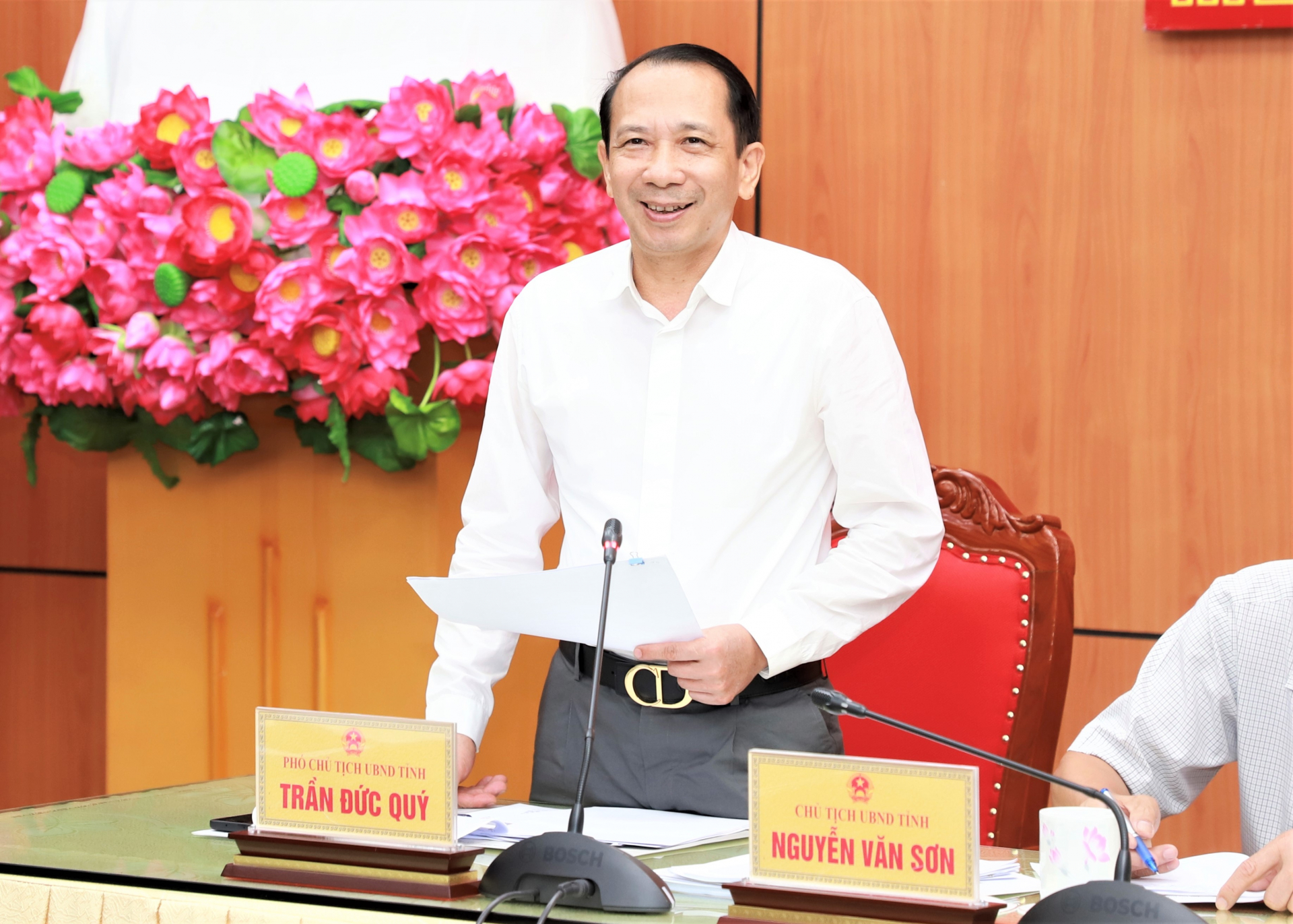 Phó Chủ tịch UBND tỉnh Trần Đức Quý phát biểu thảo luận tại phiên họp