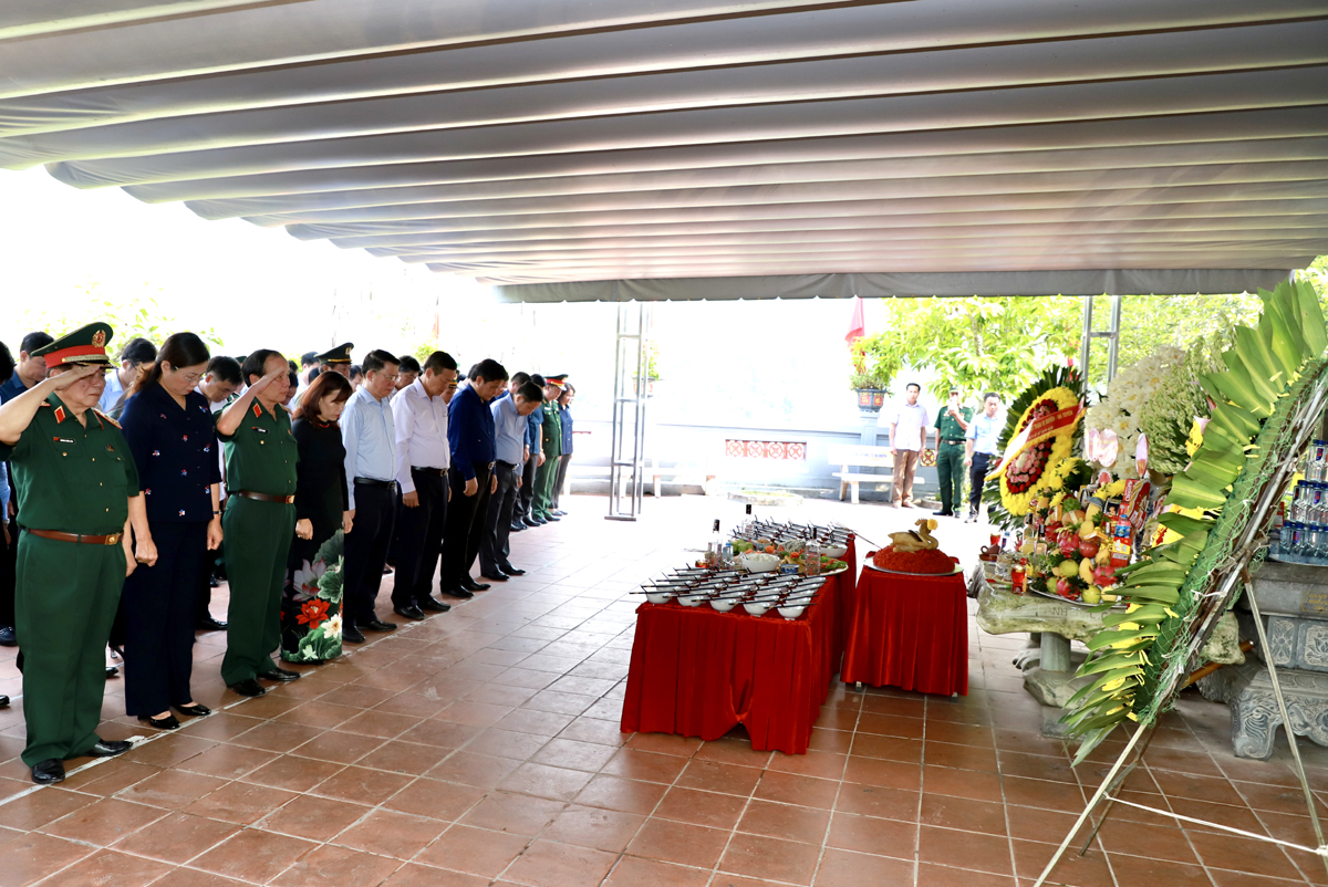 Đoàn đại biểu dành phút mặc niệm trước anh linh các AHLS tại Đền thờ các AHLS trên điểm cao 468
