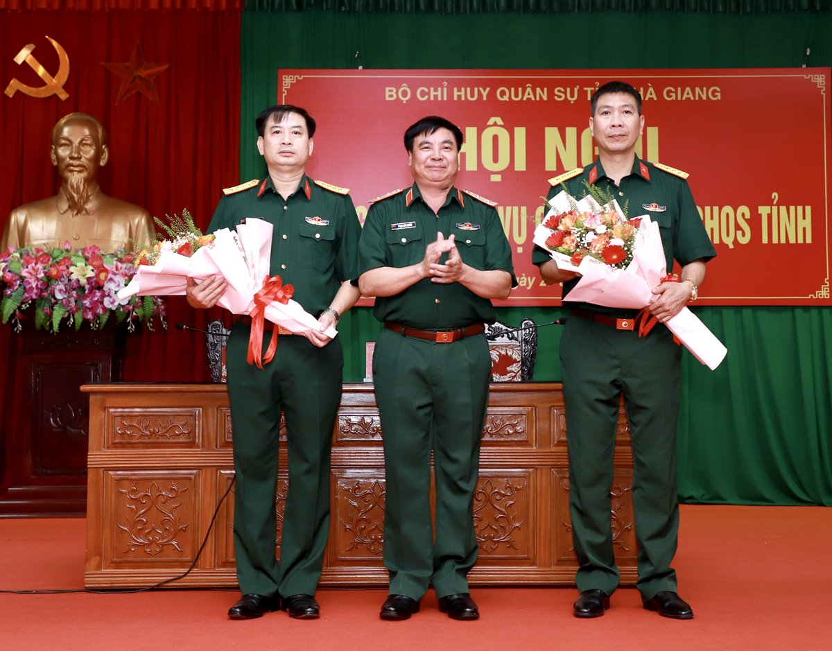 Trung tướng Phạm Đức Duyên, Chính ủy Quân khu 2 tặng hoa chúc mừng Đại tá Trần Đại Thắng và Đại tá Nguyễn Hoài Nam