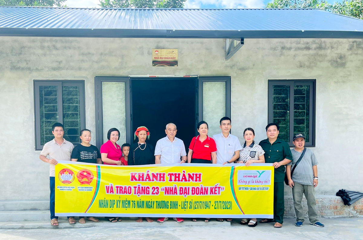 Ủy ban MTTQ huyện Vị Xuyên phối hợp các đơn vị khánh thành và bàn giao nhà Đại đoàn kết cho gia đình chính sách tại xã Ngọc Linh.           Ảnh: AN GIANG