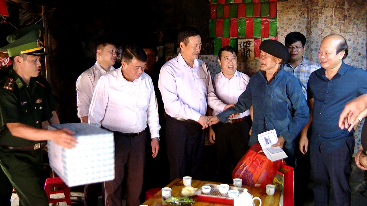 Chủ tịch UBND tỉnh Nguyễn Văn Sơn tặng quà gia đình ông Vừ Sứu Phừ, bố liệt sĩ, cư trú thôn Sà Lủng, xã Lũng Táo.
