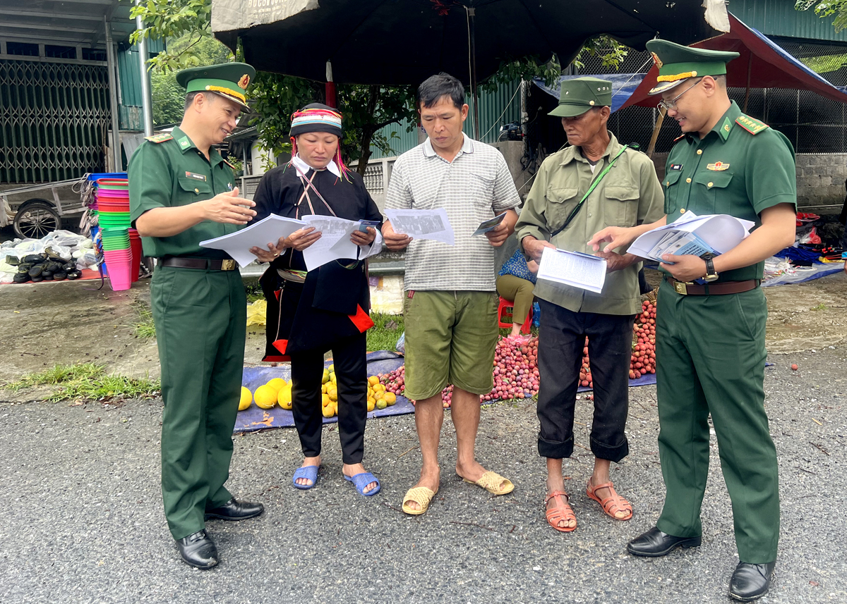 Cán bộ Đồn Biên phòng Cửa khẩu Quốc tế Thanh Thủy tuyên truyền nâng cao nhận thức pháp luật cho nhân dân vùng biên.
