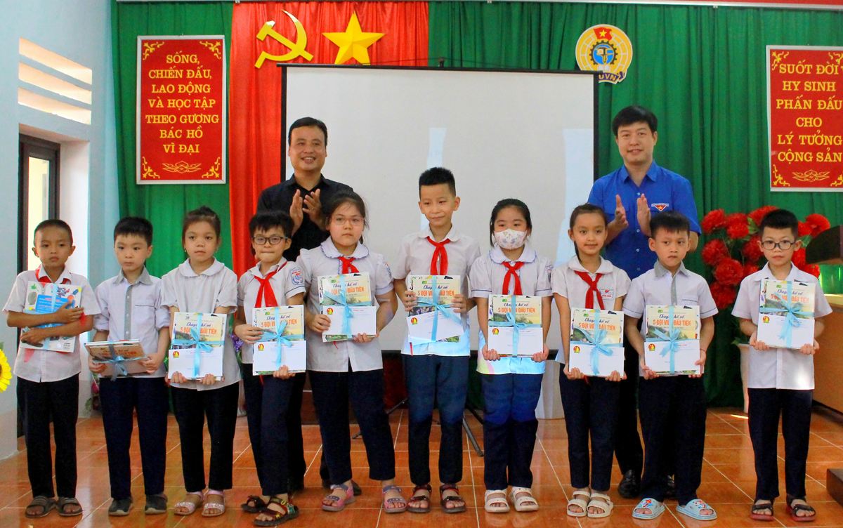 Hội đồng đội T.Ư tặng quà các cháu học sinh có thành tích học tập tốt cửa phường Ngọc Hà.
