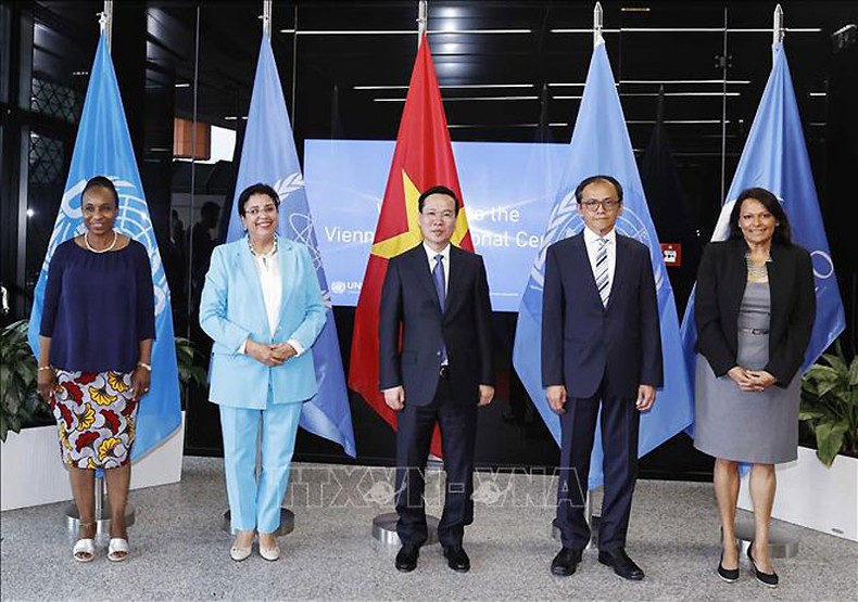 Chủ tịch nước Võ Văn Thưởng với Quyền Tổng Giám đốc IAEA Najat Mokhtar (thứ 2 từ trái sang), Phó Tổng Giám đốc Tổ chức Phát triển công nghiệp Liên hợp quốc (UNIDO) Fatou Haidara (ngoài cùng bên trái), lãnh đạo Tổ chức Hiệp ước Cấm thử vũ khí hạt nhân (CTBTO), lãnh đạo Văn phòng Liên hợp quốc tại Vienna (UNOV).