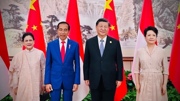 Tổng thống Indonesia Joko Widodo và Phu nhân chụp ảnh chung cùng Chủ tịch Trung Quốc Tập Cận Bình và Phu nhân.
