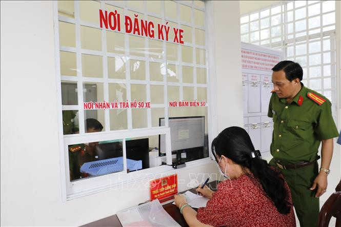 Người dân đến làm thủ tục đăng ký xe gắn máy tại Công an xã Nhơn Ái, huyện Phong Điền, thành phố Cần Thơ.