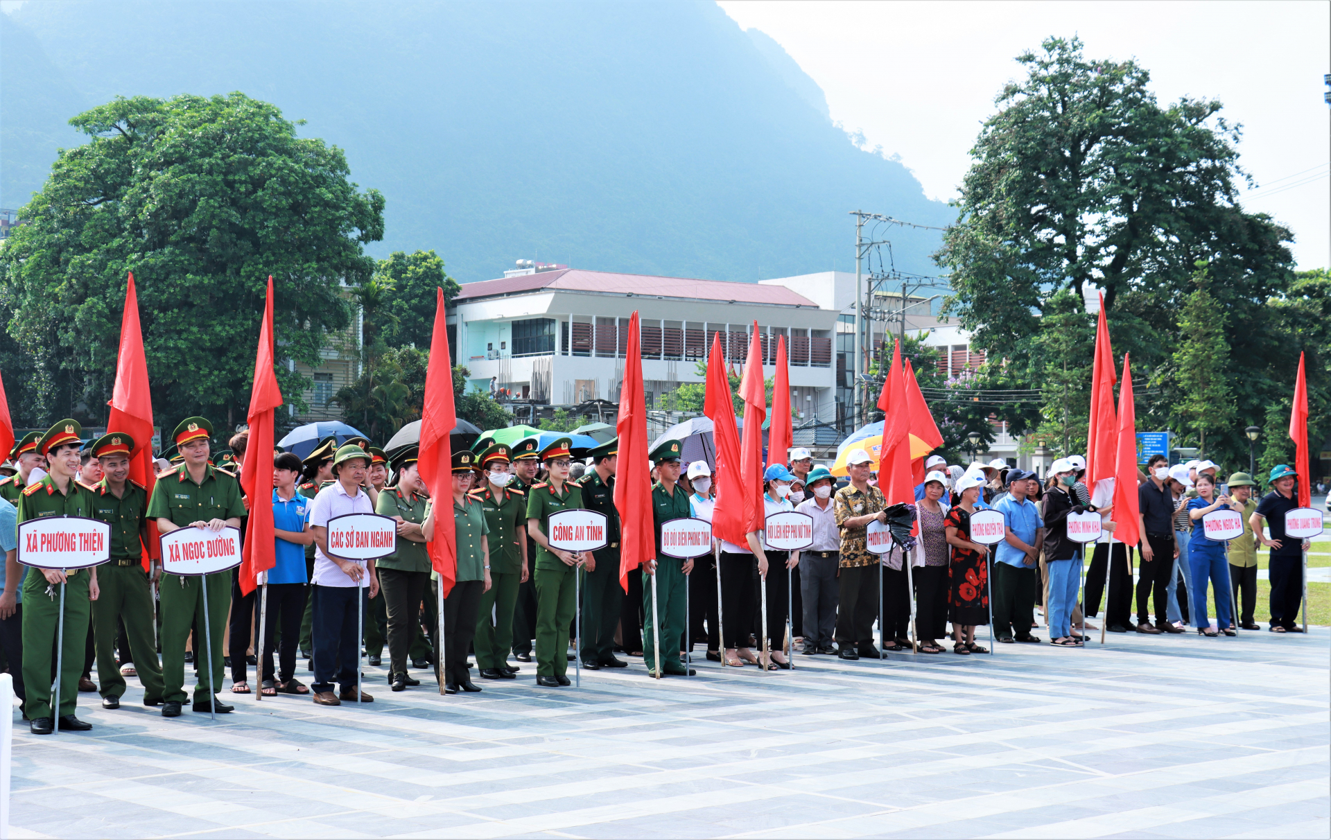 Đông đảo các lực lượng tham gia lễ phát động.