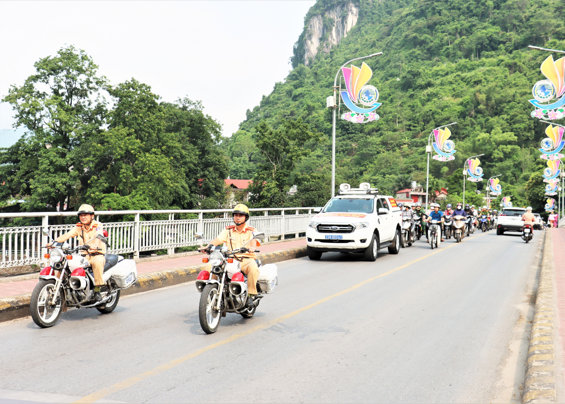 Các lực lượng diễu hành tuyên truyền phòng, chống mua bán người tại thành phố Hà Giang.