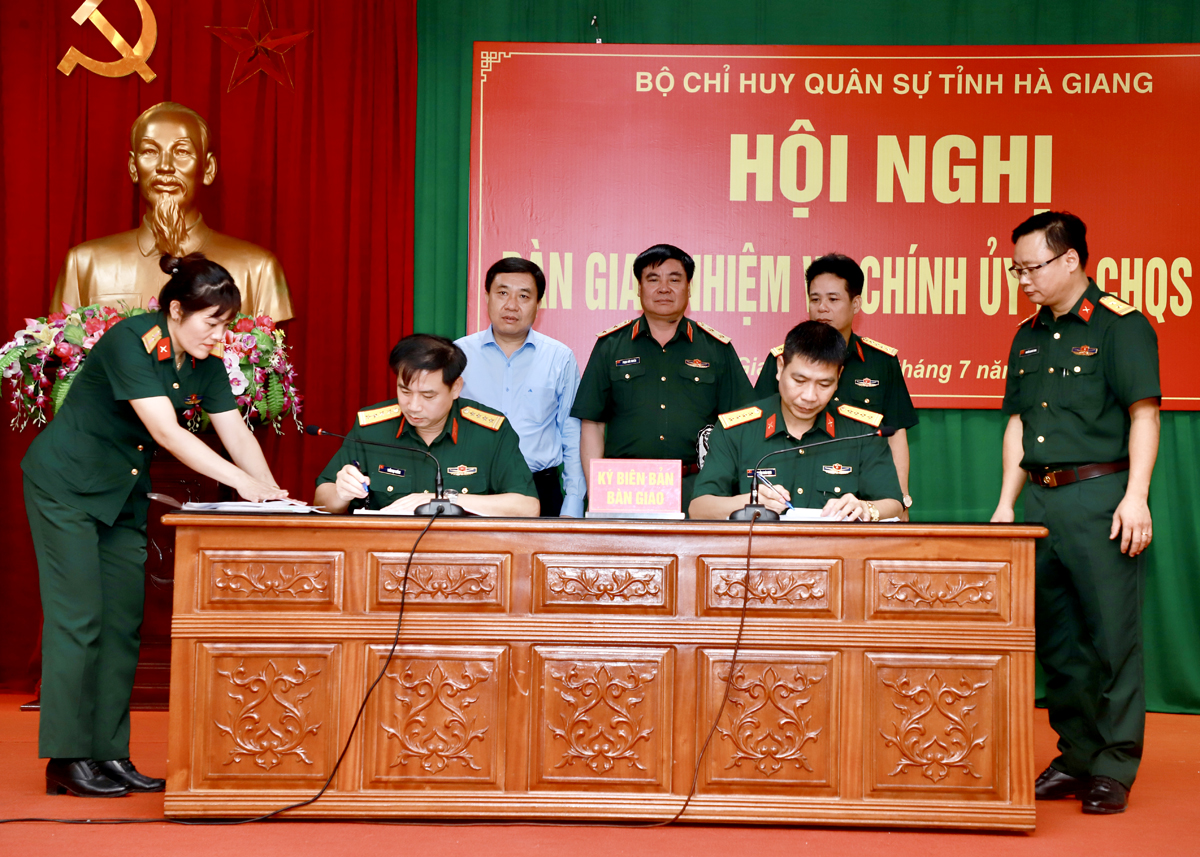 Đại tá Trần Đại Thắng và Đại tá Nguyễn Hoài Nam ký Biên bản bàn giao nhiệm vụ Chính ủy Bộ CHQS tỉnh

