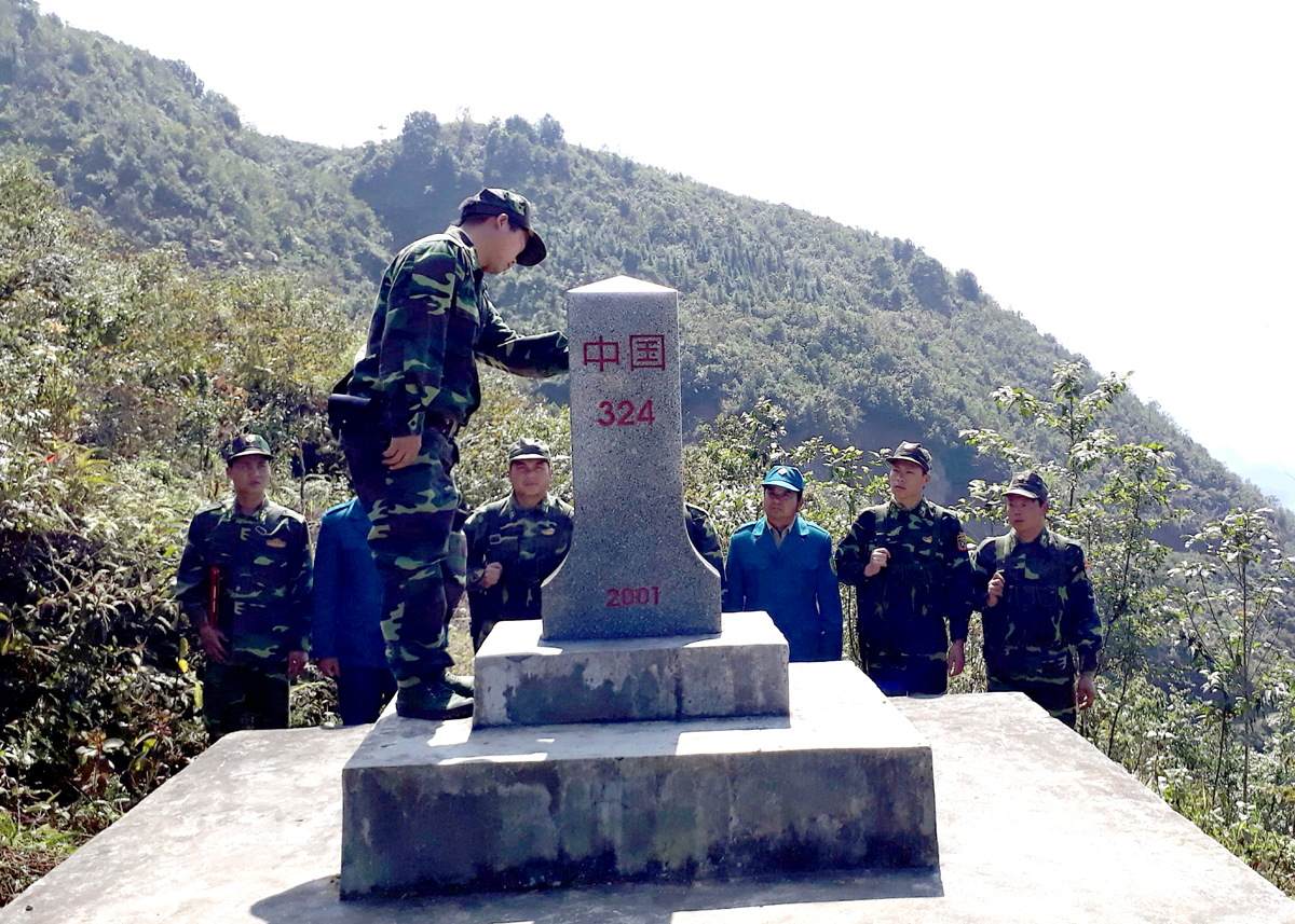 Cán bộ Đồn Biên phòng Nghĩa Thuận kiểm tra cột mốc.