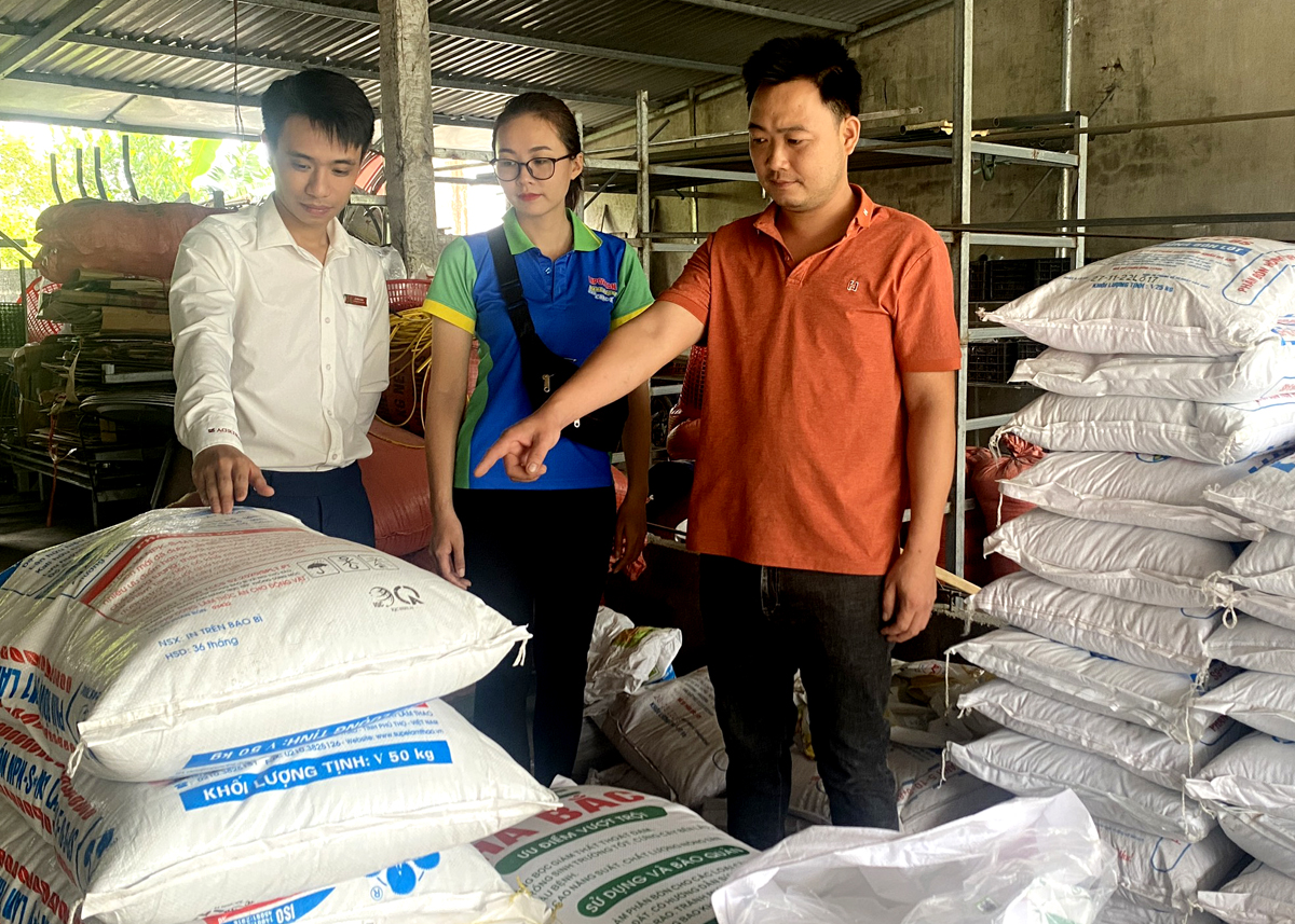 Được Agribank Phòng giao dịch Bắc Vị Xuyên cho vay vốn, anh Chúng Văn Sỹ (phải) đã mở rộng kinh doanh tại xã Tùng Bá, huyện Vị Xuyên.