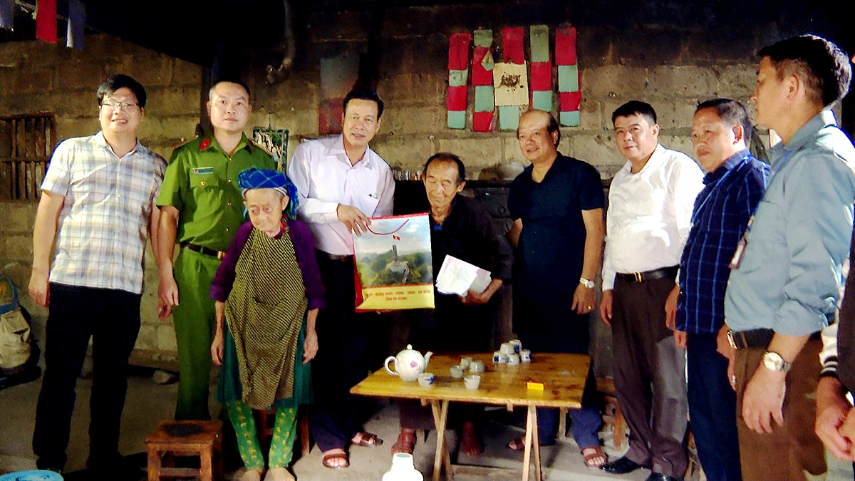 Chủ tịch UBND tỉnh Nguyễn Văn Sơn tặng quà gia đình ông Sùng Túng Quyền, nạn nhân chất độc hóa học, cư trú khu I, thị trấn Phố Bảng.
