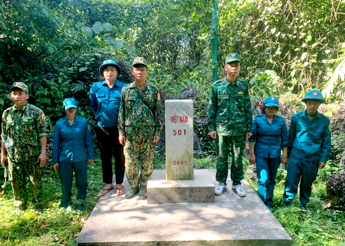 Cán bộ Đồn Biên phòng Sơn Vĩ phối hợp với lực lượng Dân quân tự vệ tuần tra bảo vệ đường biên, cột mốc.
