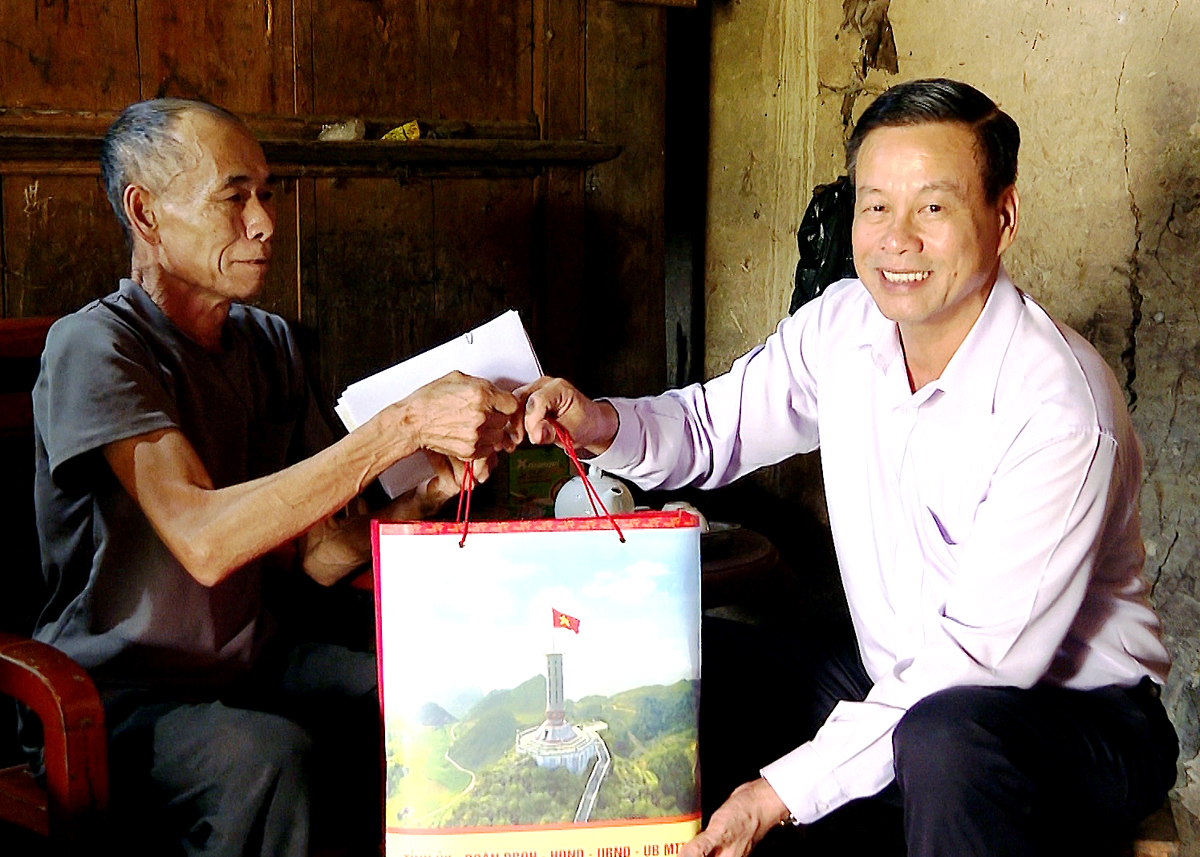 Chủ tịch UBND tỉnh Nguyễn Văn Sơn tặng quà gia đình Thương binh Vừ Mí Chá, cư trú thôn Chúng Pả B, xã Phố Cáo.
