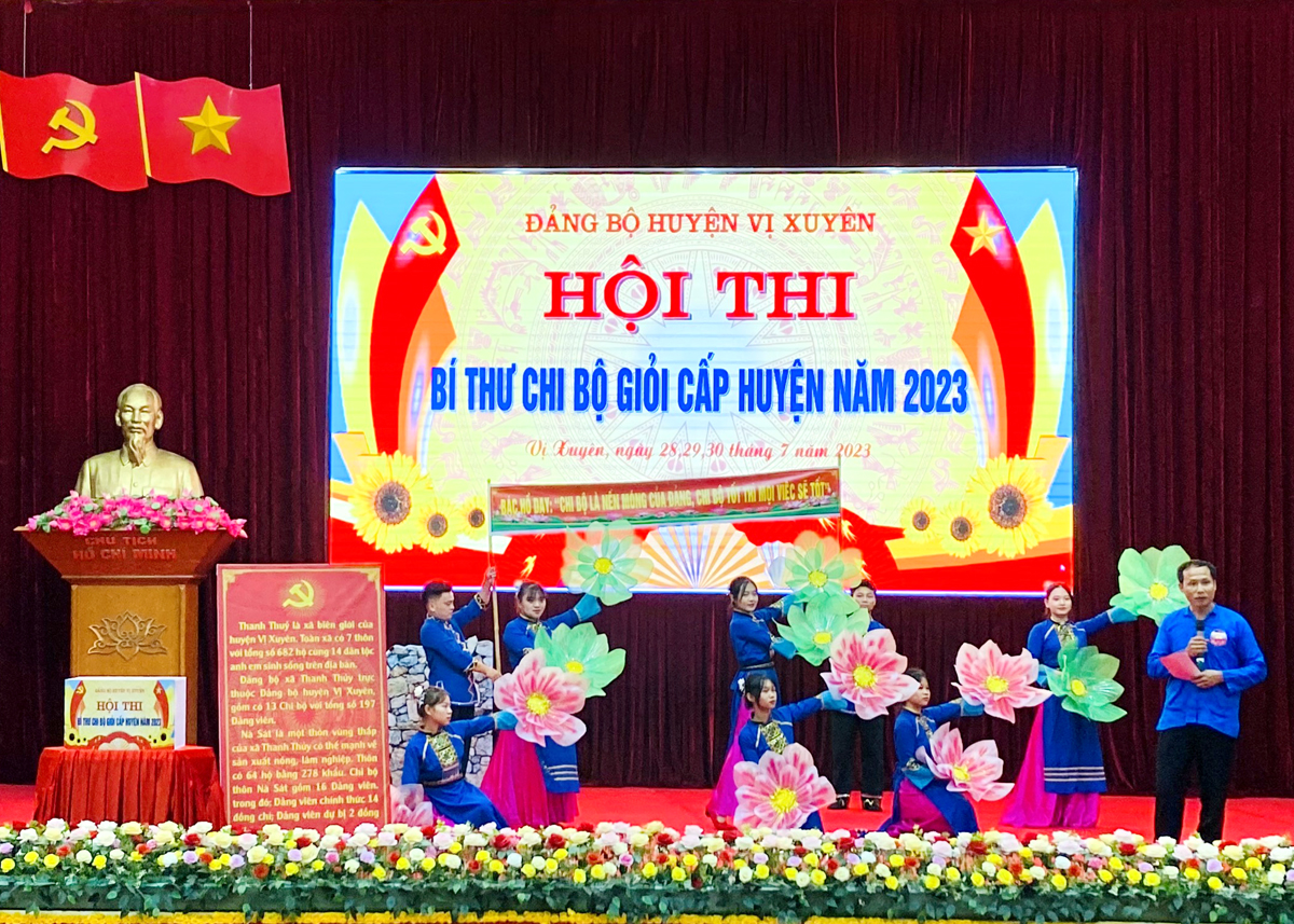 Phần thi chào hỏi của Bí thư Chi bộ thôn Nà Sát, xã Thanh Thủy.
