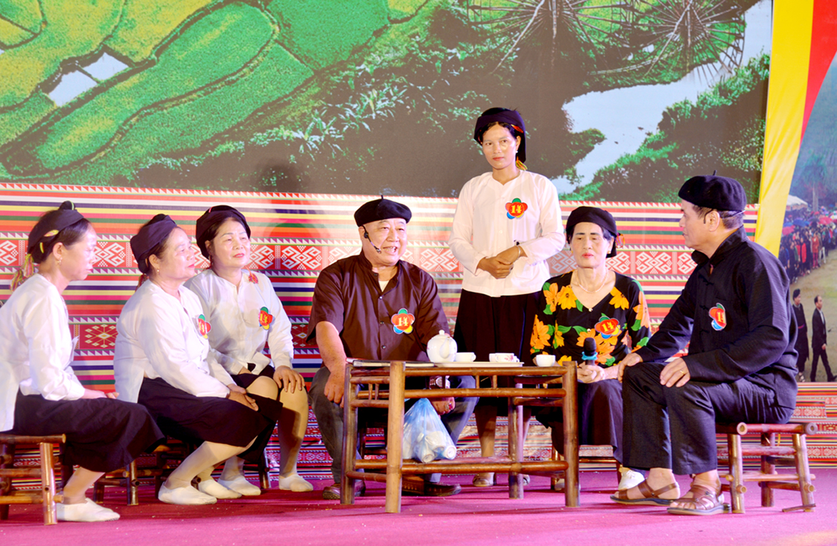 Huyện Quang Bình tổ chức các hoạt động tuyên truyền xóa bỏ hủ tục bằng hình thức sân khấu hóa.
